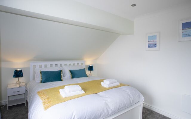 28 Isallt at the Bay