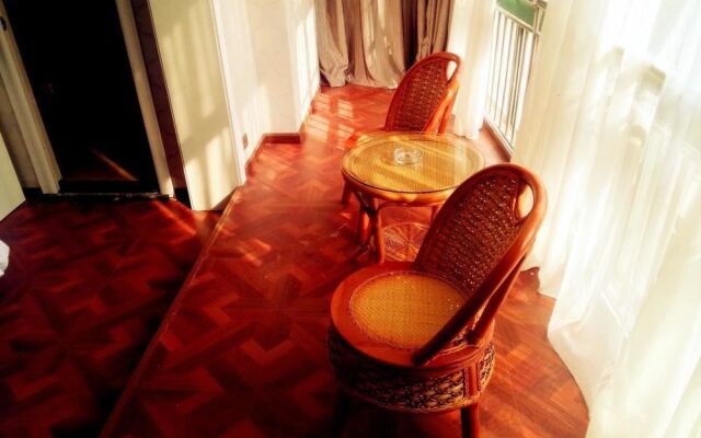 Longbai Business Hotel