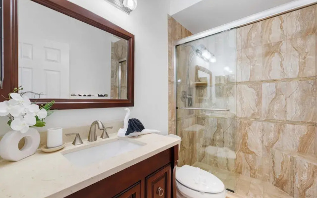 Grand 6BR Plantation Estate w/ Tennis & Pool
