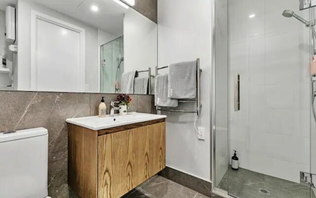 Designer Luxury 2-Bed Apartment With Car Park