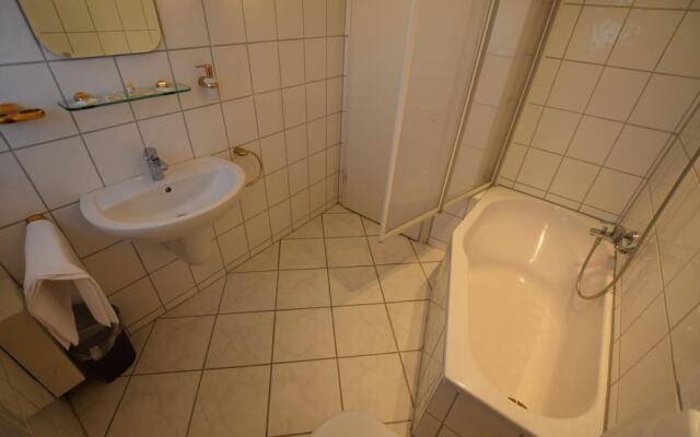 Tolstov-Hotels Generous 3 Room Apartment