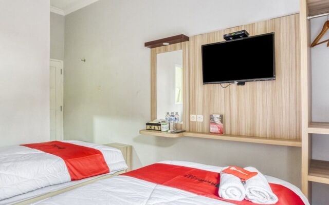 RedDoorz near Sindu Kusuma Edupark 2
