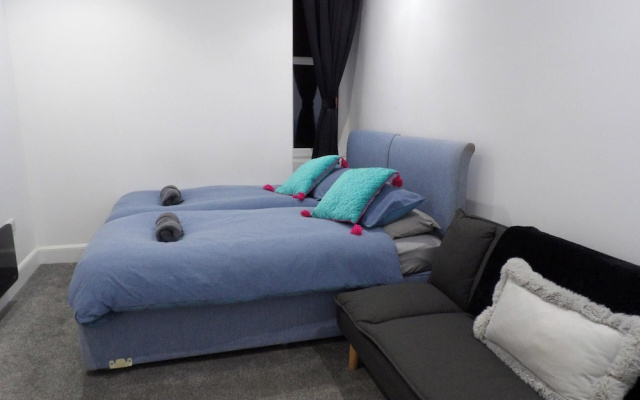 2bed Apt Sleeps 4-near Meadows Park, Parking, Wifi