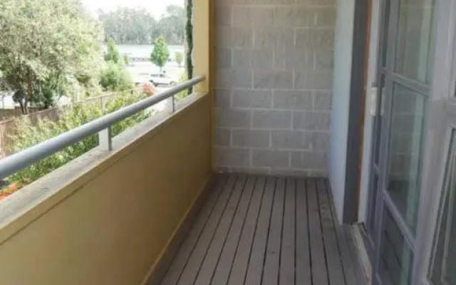 Lovely 2 bedroom apartment across from Shepp Lake.