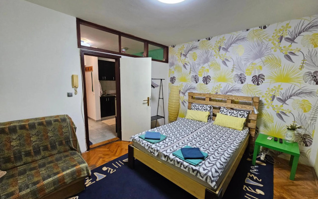 Apartman Yellow House