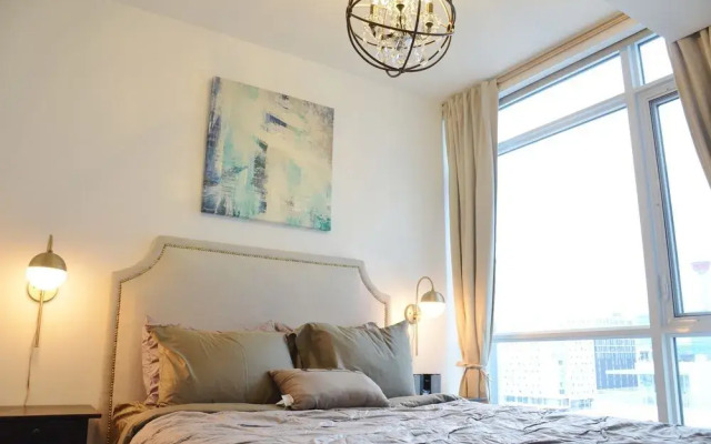 Monki Di Executive Suites - GLAS - Luxury Inner City Home 3 min to Downtown w Private Rooftop Patio Fireplace