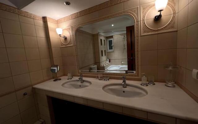 Central Luxury Apartment with huge balcony
