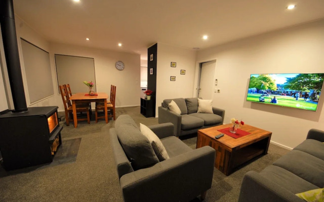 Cozy House - Great outdoor area. NETFLIX