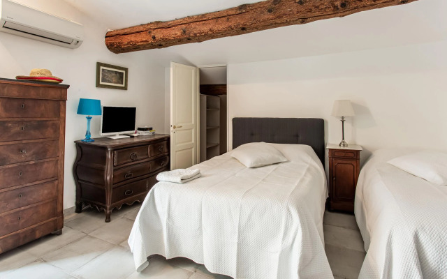 Tranquil holiday home in Cébazan with private pool