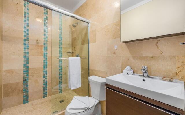 Amazing 2BR 2BA Condo Great Location w Pool GYM