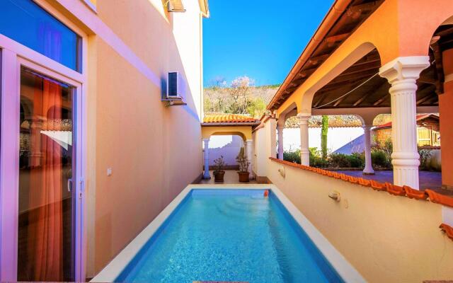 Adorable apartment in Dramalj with pool