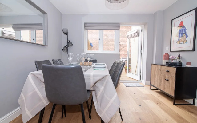 Elegant Ludlow Haven: 4Bed Ultimate Tranquility