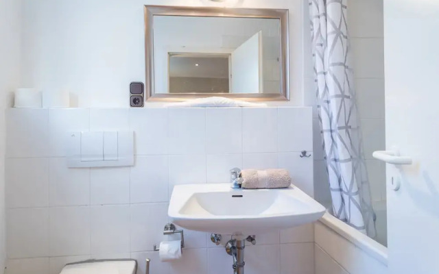 Garden House   & Eastpark Apartments