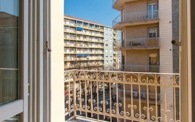 Pozzo Strada Bright Apartment - with Balconies