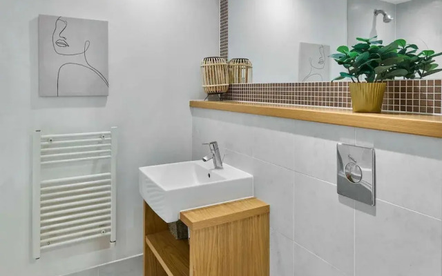 Host Stay - Canal View Apartment