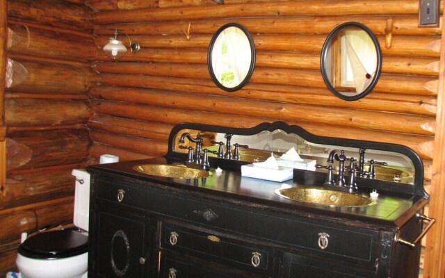 Kan-à-Mouche Pourvoirie Auberge et Chalets