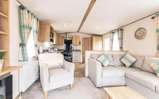 Squirrel Lodge with Hot Tub