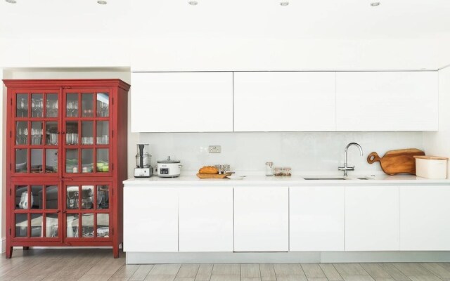 Spacious And Stylish 3BR Apartment Near Paddington.