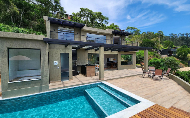 Casa Linda em Itaipava, 4 suítes, sauna, A/C