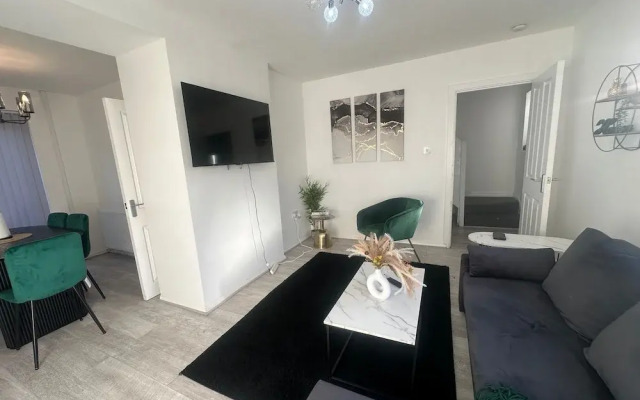 Airport House - Long Stays, Near Hospital!