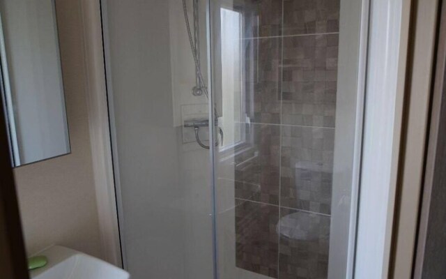 Stunning River View 2 Bedroom Caravan With Decking
