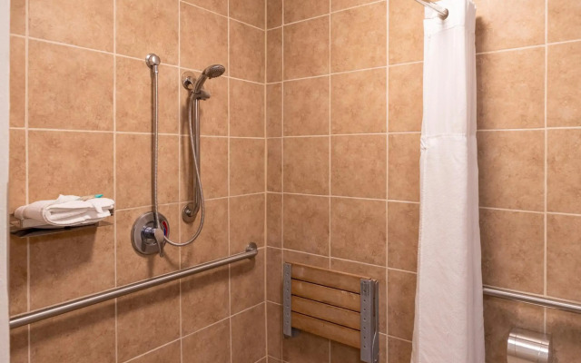 Cottonwood Suites Savannah Hotel & Conference Center