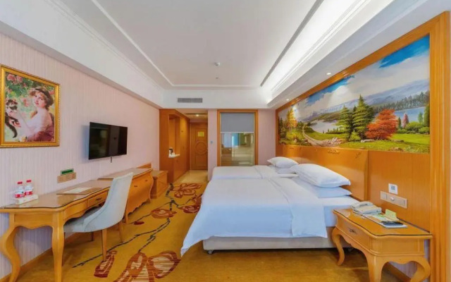 Vienna Hotel (Huizhou Zhongkai High-speed Railway Station Green Fairy Tale Branch)