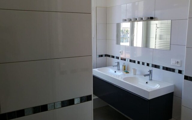 Beautiful 2-room Apartment-downtown/cours Julien
