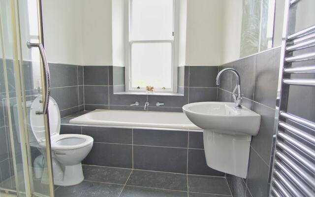 Spacious, Bright, Festival Flat for 6 at Meadows