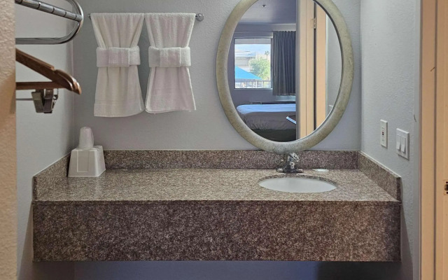 Rodeway Inn & Suites Thousand Palms - Rancho Mirage