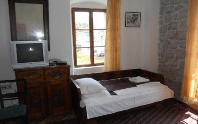LaRos Apartments
