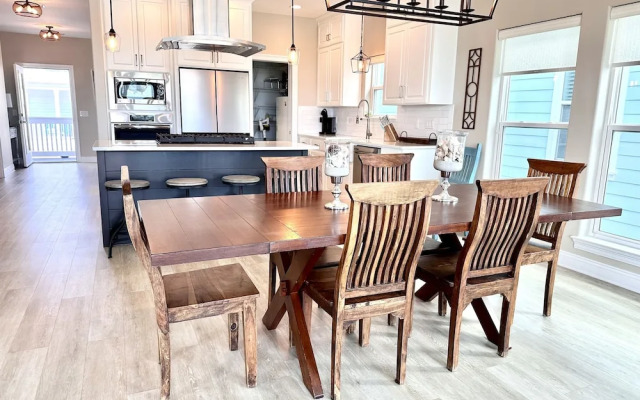 Salty Dog 5 Bedroom Home by RedAwning