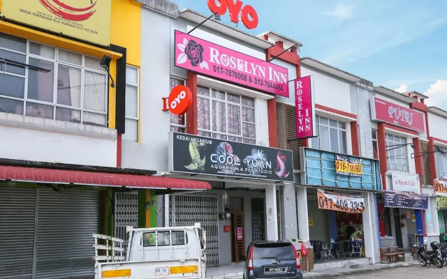 OYO 89772 Roselyn Inn