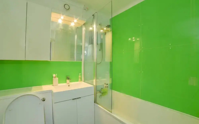 1 BR Limehouse Flat With Stunning Views of London!