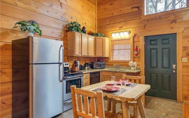 Bearadise 1 Bedroom Home with Hot Tub