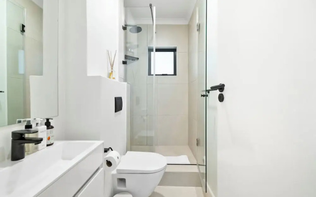 Luxurious Sea Point Apartment With Private Entrance