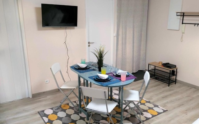 Lovely flat nearby Paris fully redone with free parking on premises and balcony