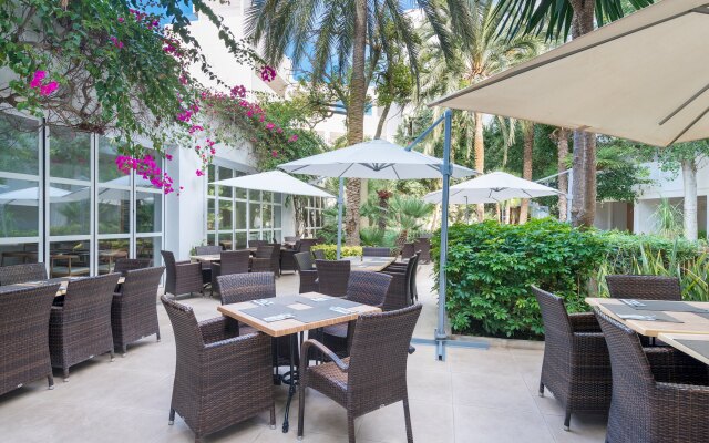 Apartment with shared pool, near the beach