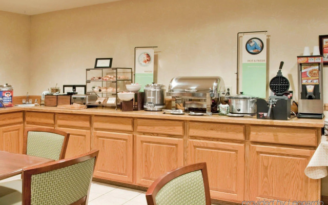 Country Inn & Suites by Radisson, Nevada, MO