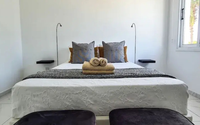 Phaedrus Living: Seaside Executive Flat Harbour 206