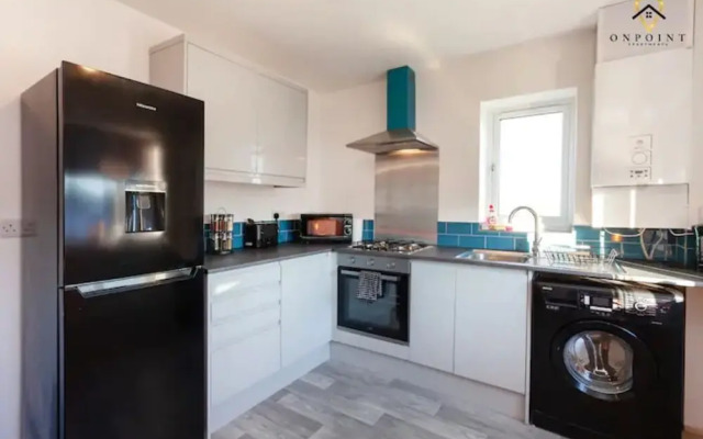 Modern 3-Storey Apartment & Free Parking
