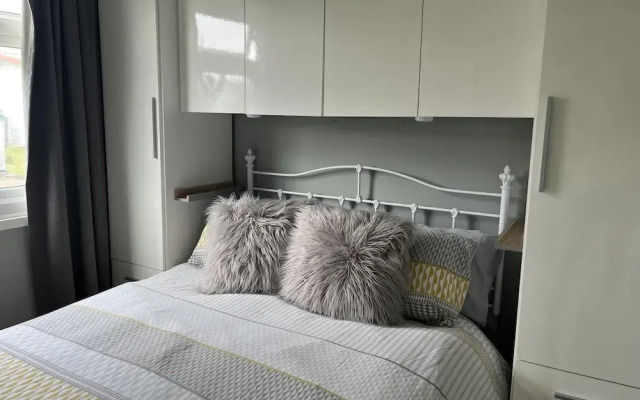 Seasideescape-2br-sleeps4-parking-petsok-fireplace