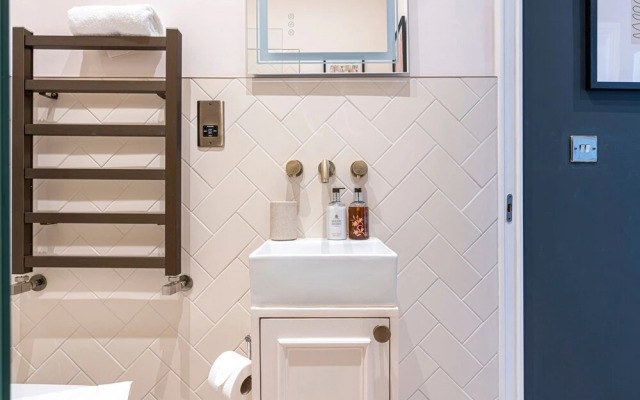 Elegant Flat Near Notting Hill by Underthedoormat