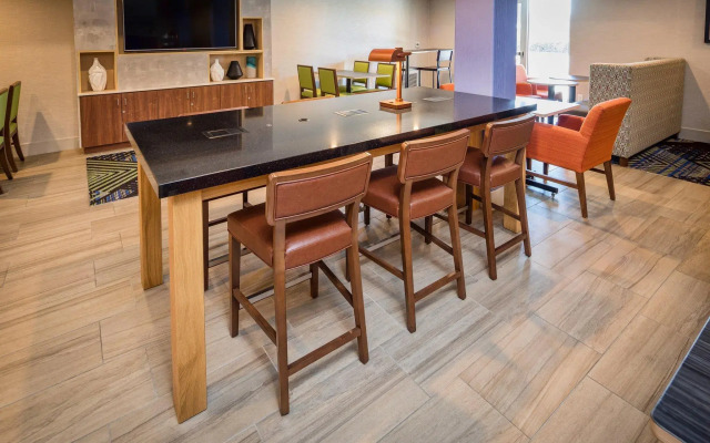 Holiday Inn Express and Suites Modesto by IHG