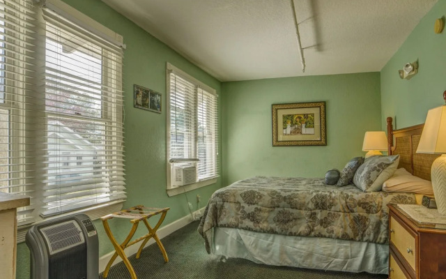 Peninsula Bed & Cocktails