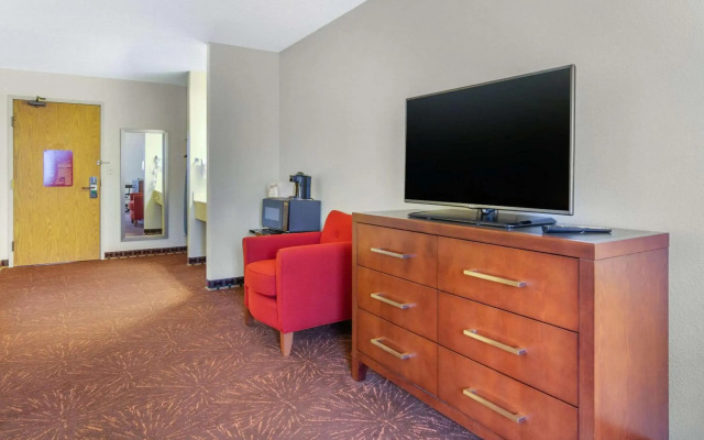Quality Inn & Suites Lakewood - Denver Southwest