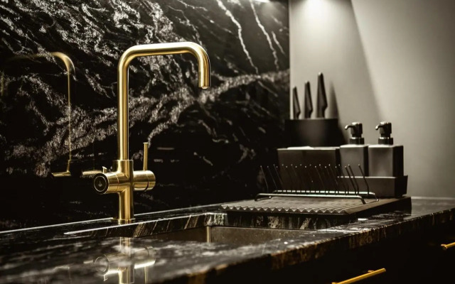 The Acacia, Luxury with Private Balcony + Parking