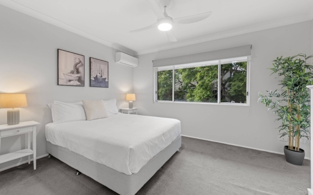 Quaint Townhouse in Bustling Locale – Guest Rooms – Brisbane