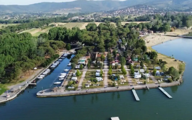 Well-kept Chalet With Covered Veranda on Lake Trasimeno