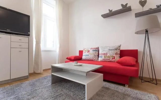 Bright Red Heart Apartment in Leopoldstadt